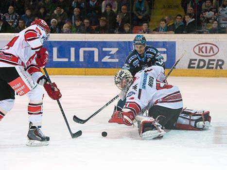 Fabio Hofer, Linz EHC vor Adam Munro, Innsbruck, Liwest Black Wings Linz vs HC TWK Innsbruck