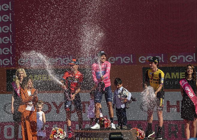 Das Siegerpodest: v.l. 2. Platz Vincenzo Nibali (ITA, Bahrain Merida Pro Cycling Team), Sieger Richard Carapaz (ECU, Movistar Team), 3. Platz Primoz Roglic (SLO, Team Jumbo-Visma), Verona Giro, Giro d Italia, Radsport, 102. Giro d Italia - 21. Etappe Zeitfahren