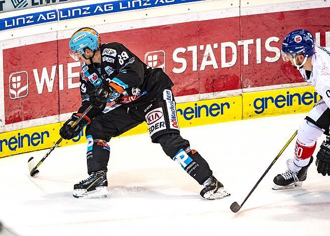 Im Bild: Marco Brucker (EHC Liwest Black Wings Linz). Tyler Cuma (HC TWK Innsbruck  Die Haie) Eishockey,  EHC Liwest Black Wings Linz vs HC TWK Innsbruck