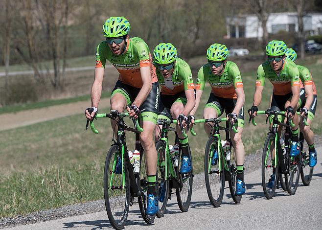 Das Hauptfeld beim Kirschbluetenrennen Jonas Rapp (GER, Hrinkow Advarics Cycleang), Patrick Bosman (AUT, Hrinkow Advarics Cycleang Team), Dominik Hrinkow (AUT, Hrinkow Advarics Cycleang Team), Sebastian Schönberger (AUT, Hrinkow Advarics Cycleang)
Da