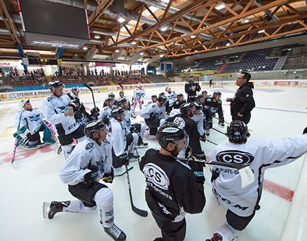  Head-Coach Troy Ward (EHC Liwest Black Wings Linz) vor dem Team