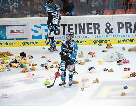 Andrew Jacob Kozek  (EHC Liwest Black Wings Linz) am Eis, Teddy Bear Toss, EHC Liwest Black Wings Linz vs HC TWK Innsbruck  Die Haie