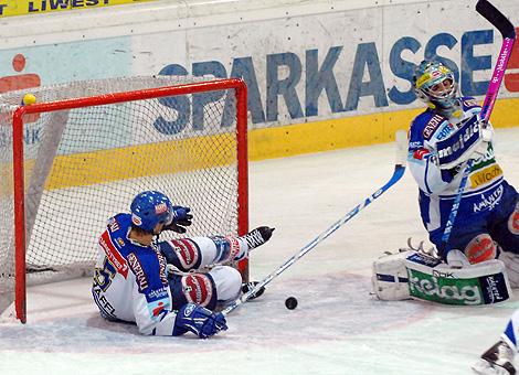 Der VSV ist geschlagen, der Spieler Thomas Raffl konnte den Torschuss von Brad Purdie nicht verhindern.