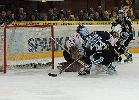 #44 Cameron Severson, EHC Liwest Black Wings trifft zur 4 zu 3 Fuehrung fuer die Linzer Black Wings.