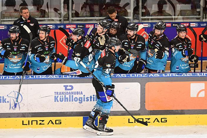 Logan Roe (Steinbach Black Wings Linz) feiert 41. Runde ICE, Steinbach Black Wings Linz vs EC KAC, Linz AG Eisarena 