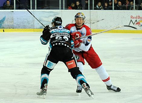 #29 Markus Matthiasson, Liwest Black Wings Linz wird von Mike Siklenka, Red Bull Salzburg, gecheckt.