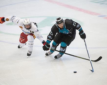 Fabio Hofer (EHC Liwest Black Wings Linz) und Claudio Moggi, SCL Tigers Langnau   SCL Tigers, EHC Liwest Black Wings Linz vs SCL Tigers