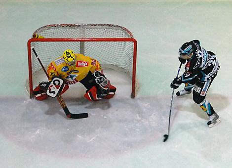#29 Markus Matthiasson, Stuermer, Liwest Black Wings Linz scort gegen die Vienna Capitals. Im Tor Jean Francois, Labbe, Vienna Capitals.