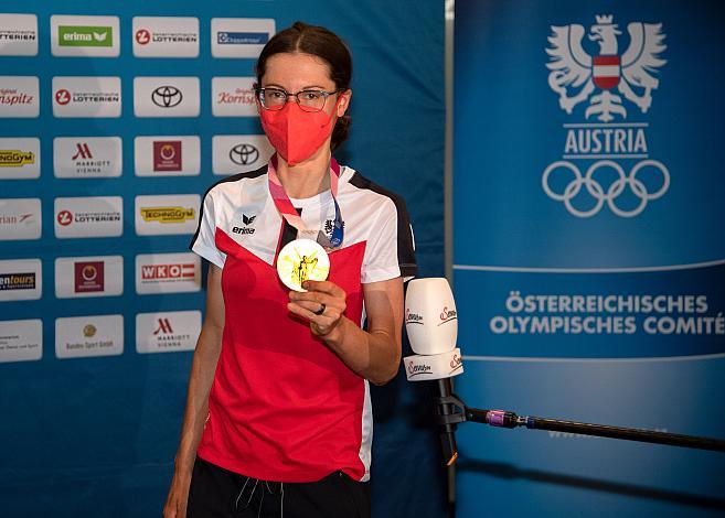 Olympiasiegerin Anna Kiesenhofer (AUT) kommt in am Flughafen Wien Schwechat an.