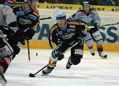 #19 Rob Shearer, Liwest Black Wings Linz, im Angriff.
