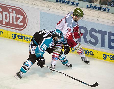 Robert Lukas (EHC Liwest Black Wings Linz) und Marco Insam (HCB Suedtirol), EHC Liwest Black Wings Linz vs HCB Suedtirol 6. Viertelfinale