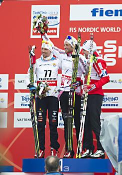 Das Siegerpodest von links, #77 Johan Olsson, SWE, 2. Platz, 1. Platz #89 Petter Northug Jr., NOR, 3. Platz, #71 Tord Asle Gjerdalen, NOR, Nordische Ski WM 2013, Val di Fiemme, Tesero, 15km Herren