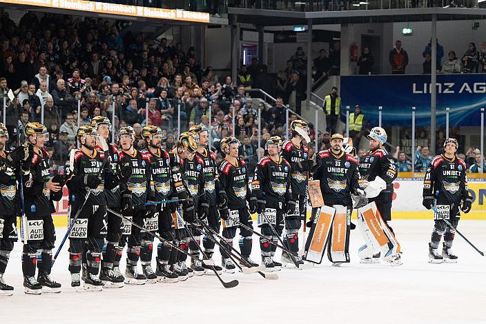 Die Steinbach Black Wings Linz feiern den Aufstieg ins Viertelfinale. Steinbach Black Wings Linz vs Moser Medical Graz 99ers, Pre-Play-Offs, 3. Runde ICE Hockey League, Steinbach Black Wings Linz, Linz AG Eisarena 