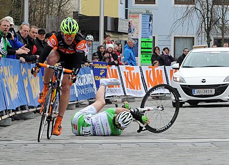 Petr Lechner, Team KTM Arboe Gebrueder Weiss Oberndorfer im Zielsprint mit Christoph Sokoll, Team Arboe Wels Gourmetfein welcher stuerzt.