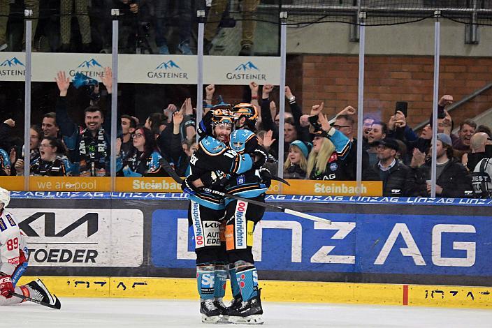 Ken Ograjensek (Steinbach Black Wings Linz) feiert das Tor zum 1 zu 1, Semifinale 4, Win2Day ICE Hockey League, 4. Semifinale, Steinbach Black Wings Linz vs EC KAC,  Linz AG Eisarena 