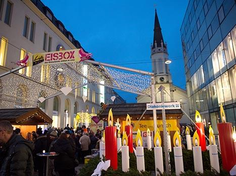 Adventsingen der Liwest Black Wings Linz  am Martin Lutherplatz in Linz.