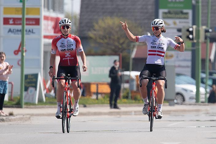 Damen Siegerpodest v.r. 2. Platz Kathrin Schweinberger (AUT ÖAMTC Radclub Tirol), Siegerin Christina Schweinberger (AUT ÖAMTC Radclub Tirol) Damen Radliga, 69. Kirschblütenrennen Wels, Oberösterreich