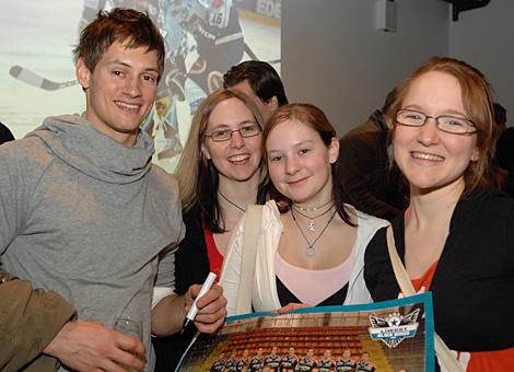 Philipp Lukas, Stuermer, Liwest Black Wings Linz umringt von Fans.