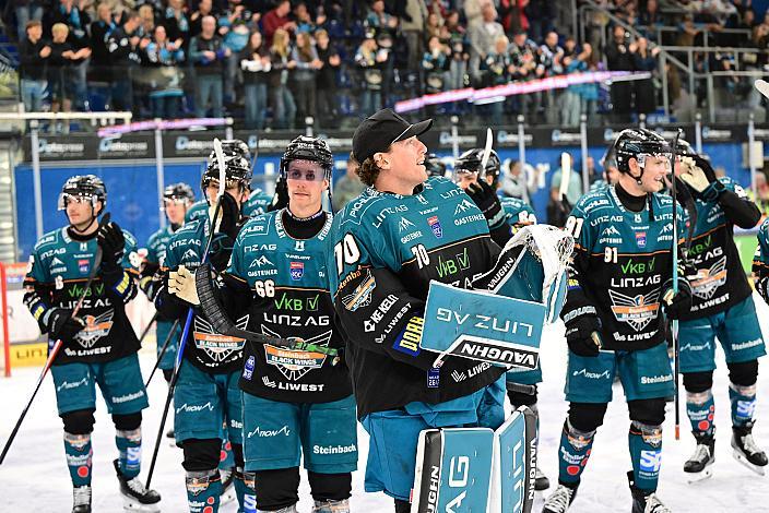Das Team der Steinbach Black Wings Linz feiern den Heimsieg über die Pioneers Vorarlberg 4. Runde ICE, Steinbach Black Wings Linz vs Pioneers Vorarlberg, Linz AG Eisarena 