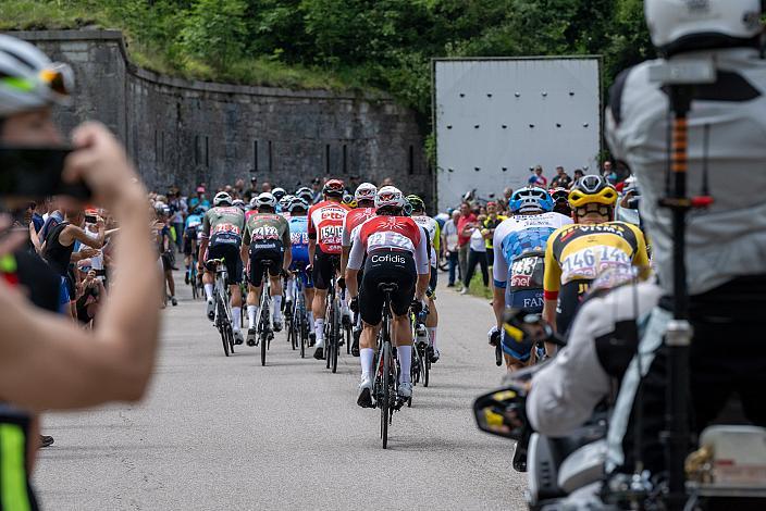 Das Peleton in der Bergwertung Primolano, Stage 18, Borgo Val Sugana - Treviso, 105. Giro d Italia, UCI Worl Tour