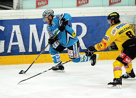 Brad Purdie, Linz verfolgt von Francois Bouchard, Wien; Vienna Capitals vs. Liwest Black Wings 