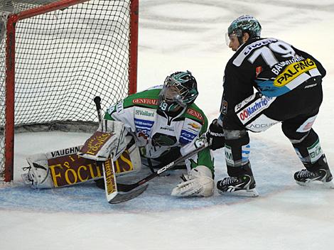 Gregor Baumgartner, Linz und Matija Pintaric (HDD Tilia Olimpija Ljubljana, #69), EHC Liwest Black Wings Linz vs. HDD Tilia Olimpija Ljubljana, 3. Semifinale