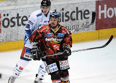 Markus Matthiasson Liwest Black Wings Linz, im Duell mit Gergo Nagy, SAPA Fehervar AV19