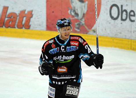 #21 Philipp Lukas, Liwest Black Wings Linz jubelt ueber den Treffer zum 1 zu 1.
