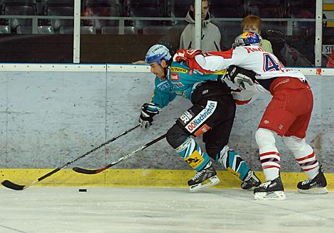 #28 Brad Tiley, Liwest Black Wings Linz enteilt dem Verteidiger #44 Brad Fast, Red Bulls Salzburg.