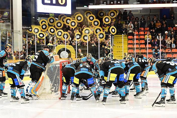 Das Team der Steinbach Black Wings Linz b Win2Day ICE Hockey League,  Steinbach Black Wings Linz vs Spusu Vienna Capitals,  Linz AG Eisarena 