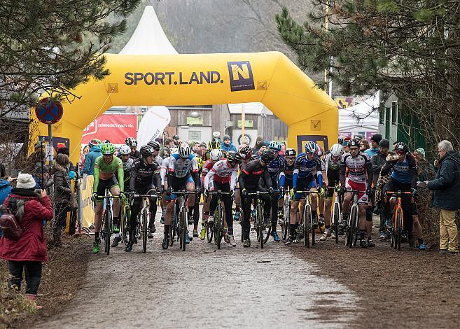 07.01.2018, St. Pölten, AUT, Rad Querfeldein Staatsmeisterschaft Elite Herren, 2018, St. Pölten, Niederösterreich, im Bild Start Herrn Elite //  during cycling cross championship, St. Pölten, Niederöstereich at 2018/01/27. 
07.01.