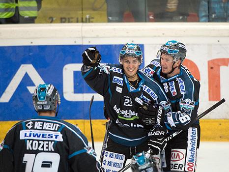 Fabio Hofer, Linz  feiert, EHC Liwest Black Wings Linz vs HCB Suedtirol
