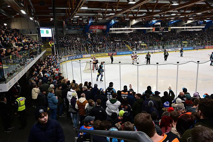 Volle Halle bei den Steinbach Black Wings, Win2Day ICE Hockey League,  Steinbach Black Wings Linz vs Pioneers Vorarlberg,  Linz AG Eisarena 