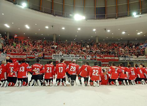 Das Team Austria feiert mit den Fans den Aufsteig in die Gruppe 1.