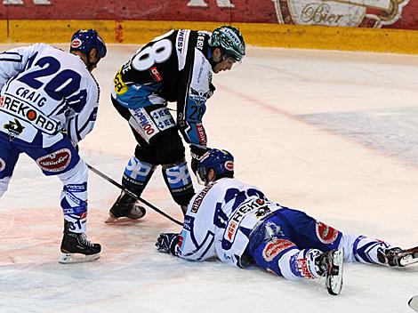 Mike Ouellette, Linz und Greg Kuznik, VSV am Eis liegend, EHC Liwest Black Wings Linz vs. EC Rekord Fenster VSV