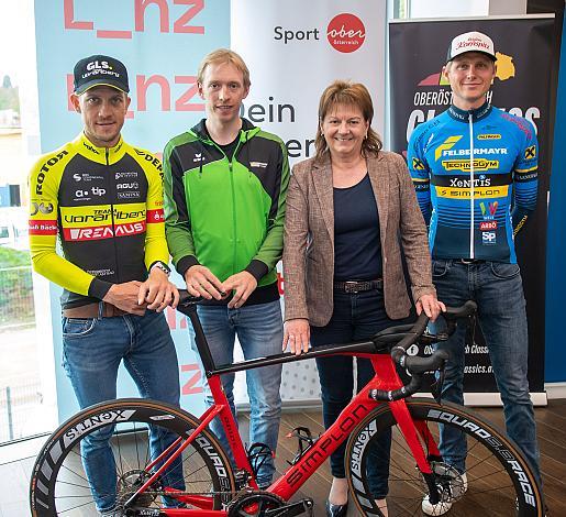 v.l. Riccardo Zoidl (AUT, Team Vorarlberg), Rainer Kepplinger (AUT, Hrinkow Advarics), Vizebürgermeisterin Karin Hörzing, Stadt Linz, Moran Vermeulen (AUT, Team Felbermayr Simplon Wels)Pressekonferenz Int. Raiffeisen Oberösterreich Rundfahrt (UCI Kat. 2.2), Olympiazentrum Linz  