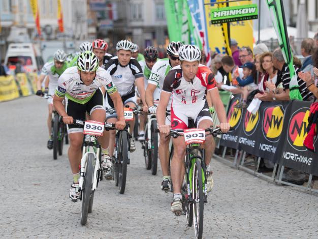 Das Feld der Promis mit Gerrit Glomser und Roland Koehler, am Stadtplatz.