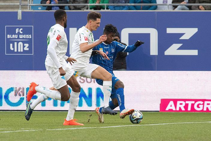 Osarenren Okungbowa (WSG Tirol), Felix Bacher (WSG Tirol), Paul Mensah (FC Blau-Weiß Linz) FC Blau-Weiß Linz  vs. WSG Tirol Admiral Bundesliga, 2023 - 2024