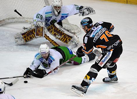Gregor Baumgartner Liwest Black Wings Linz im Angriff auf das Tor von  HDD TILIA Olimpija Ljubljana