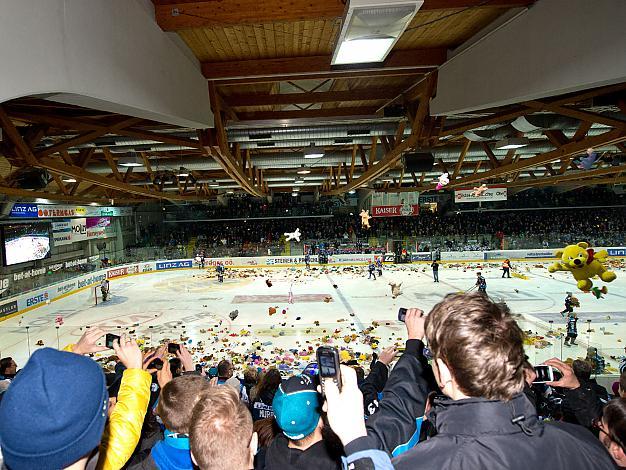 Teddy Bear Toss in Linz, EHC Liwest Black Wings Linz vs HDD Telemach Olimpija Ljubljana