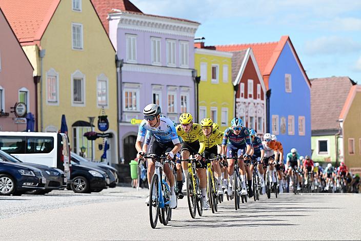 Das Peloton in Oberndorf am Inn, 2. Etappe Eferding - Reichersberg, Oberösterreich Rundfahrt