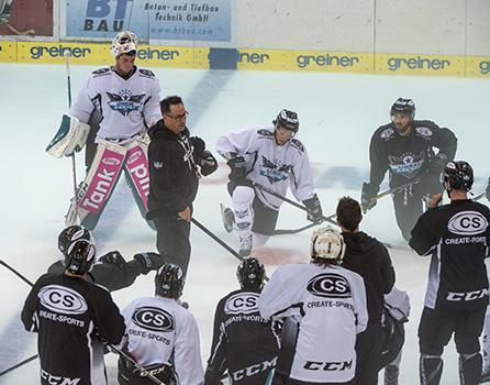   Head-Coach Troy Ward (EHC Liwest Black Wings Linz) vor dem Team