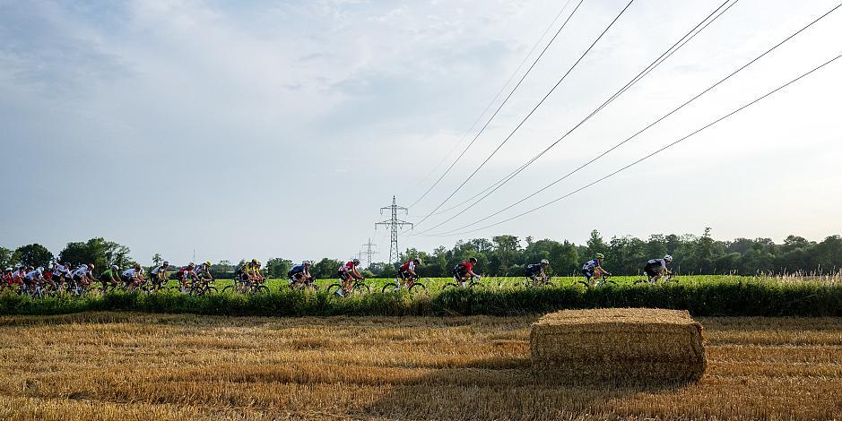 Das Peloton bei Marchtrenk 1. Etappe Marchtrenk  - Marchtrenk, Int. Oberösterreichische Versicherung OÖ Junioren Oberösterreich Rundfahrt