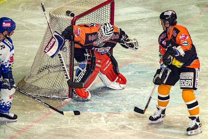 Sean Selmser (VSV) Pavel Nestak und Serge Poudrier (Black Wings Linz) , 4. Finale in Villach um den Meistertitel EC VSV - Black Wings Linz