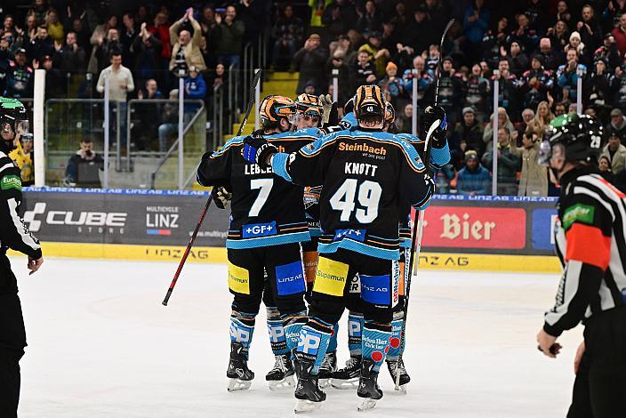 Die Steinbach Black Wings Linz feiern das Tor zum 4 zu 3 Overtimesieg durch Shawn St.Amant (Steinbach Black Wings Linz)  Win2Day ICE Hockey League,  Steinbach Black Wings Linz vs Spusu Vienna Capitals,  Linz AG Eisarena 