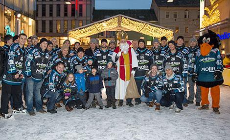 Adventsingen der Liwest Black Wings Linz  am Martin Lutherplatz in Linz.