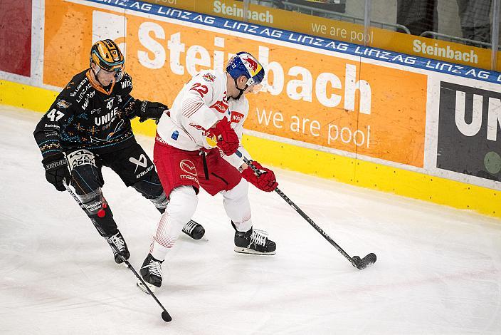 Logan Roe (Steinbach Black Wings Linz), Dennis Robertson (EC Red Bull Salzburg)  Steinbach Black Wings Linz vs EC Red Bull Salzburg. Runde 32, ICE Hockey League, Steinbach Black Wings Linz, Linz AG Eisarena 