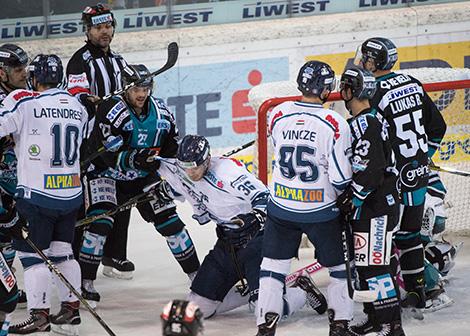 Bernhard Fechtig (EHC Liwest Black Wings Linz) und Csanad Erdely (Fehervar AV 19) EHC Liwest Black Wings Linz vs Fehervar AV 19