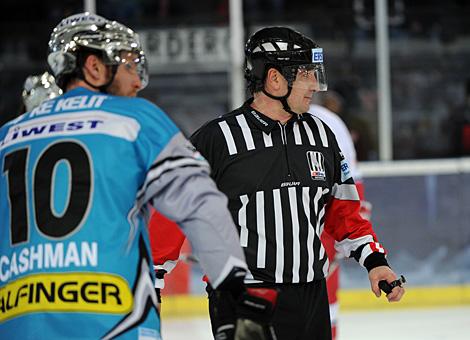 Schiedsrichter Wilhelm Schimm, Liwest Black Wings Linz vs. EC Red Bull Salzburg
