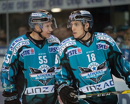 Robert Lukas (EHC Liwest Black Wings Linz) und Erik Kirchschläger (EHC Liwest Black Wings Linz),  EHC Liwest Black Wings Linz vs HCB Suedtirol Alperia
Robert Lukas (EHC Liwest Black Wings Linz) und Erik KirchschlÃ¤ger (EHC Liwest Black Wings Linz),  